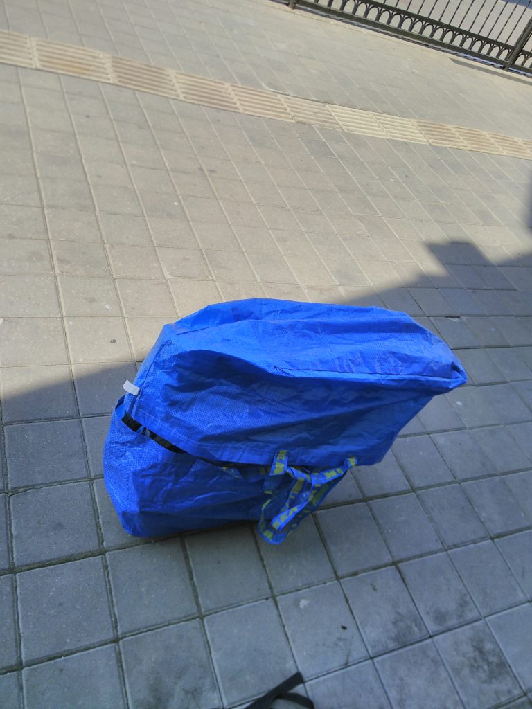 gefaltetes Faltrad in 2 blauen IKEA-Tüten